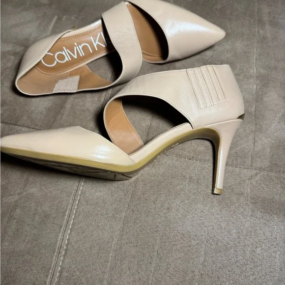 Classic Glam Cream Leather Size-7  3.5" Heels with Asymmetrical Strap - Picture 8 of 10